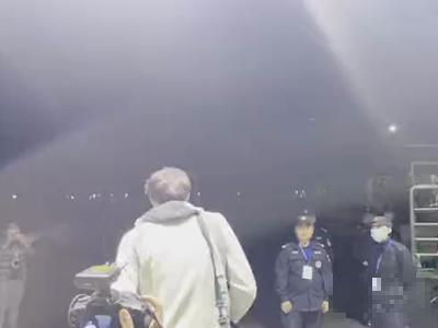 值得尊重！一场决胜被淘汰后，周琦一瘸一拐独自走上大巴